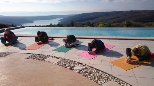 Yogareise Kroatien Yoga on the rock | yogaguide