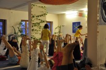 Die erste Yogastunde im neuen Seminarraum