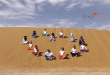 Yogapraxis mitten in den Dünen der Sahara