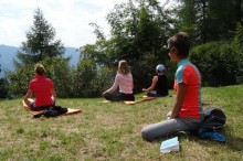 Yoga mit Sabine im Landschaftsschutzgebiet Obernberg in Tirol