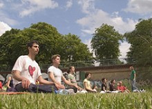 Vom 3. bis 5. Juli 2009 findet wieder das Yogafestival in Berlin statt. Foto: Michael Luther
