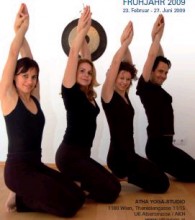 Isabella Welsch und ihr Team bieten ab Juli bis September von Montag bis Donnerstag im Atha Yogastudio Hatha-Yogakurse für AnfängerInnen und Fortgeschrittene  | Yoga Guide | Yogasuche