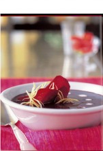 Yoga Guide läuft das Wasser im Mund zusammen - einfach verlockend: Rote-Bete-Suppe mit Koriander - eines der ayurvedischen Rezepte aus dem Kochbuch von Elisabeth Füngers (SüdwestVerlag). Foto © Michael Holz