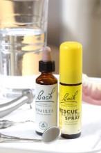 Zahnarzt-Patientinnen und Patienten sind einfach entspannter. Die Bachblütenmischung Rescue Remedy hilft dabei.