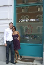 Mario Rauch und Tushima "Tammy" Goswami Rauch vor ihrem neuen Studio Bikram Yoga Schottenring, Maria--Theresien-Straße 32-34, 1010 Wien  | Foto: yogaguide.at
