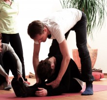Die Kunst der Ausrichtung: Alignment & Hands-on-Hilfestellungen im Yoga | Um eines der seltenen Seminare vom profilierten Yogalehrer Peter Greve in Ö zu erleben, ist der Early-Bird Preis noch bis inkl. 25.7.2026 möglich Alignment & Hands-on im Yoga | yogaguide Tipp