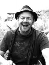 Dave Stringer singt und spielt am 28. Mai 2010 in Hörbranz / Vlbg. im Astangazentrum | Yoga Guide | yogaguide.at