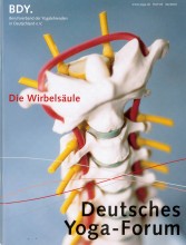 Die Wirbelsäule als zentrale Körperachse spielt in der Yogapraxis eine herausragende Rolle. Mehr dazu in der neuen Ausgabe „Deutsches Yoga-Forum“ des Berufsverbandes der Yogalehrenden in Deutschland | Yoga Guide | yogaguide | Yoga für die Wirbelsäule