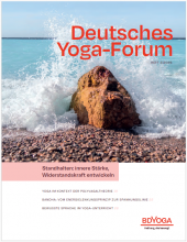 Titelthema im Magazin »Deutsches Yoga-Forum« Nr. 3/2026 ist »Standhalten: Innere Stärke, Widerstandskraft entwickeln«. Es geht darum in Bewegung zu bleiben und gleichzeitig ausgemittelt, geerdet zu sein. Yoga kultiviert diese Qualität Deutsches Yoga-Forum Nr. 3/2026 | yogaguide News