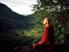 Der Yogalehrer Florian Palzinsky lebte 12 Jahre als buddhistischer Mönch in Asien und seine Faszination für Yoga entdeckte er in Indien.  In der ORF-Serie "Religionen der Welt " spricht über Buddhismus & Yoga | Yoga Guide | Yogasuche