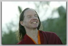 Geshe Michael Roach studierte über 20 Jahre im tibetischen Kloster. Am 22. April ist er in Wien und stellt die Yogaserie von Lady Niguma vor.| yogaguide.at | Yoga Guide