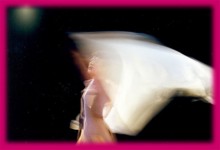 “TRACCE” ist ein Solo-Eurythmieprogramm, mit Musik, Sprache und Licht. Das Märchen Hänsel und Gretel bildet dabei den roten Faden | Foto©: www.giavandenakker.nl  | yogaguide.at | Yoganews 