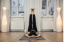 Hormonyoga ist eine von Dinah Rodrigues entwickelte spezielle Yoga-Übungsreihe, die Atem- & Körperübungen aus dem Hatha-Yoga und dem Kundalini Yoga mit tibetischen Energieübungen kombiniert | Tipp! Graz: Hormon Yoga Spezial 7.11. + Workshop 31.10.2026 Hormon Yoga Spezial & Workshop | yogaguide Tipp