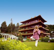 Yoga am Berg - auf der Turracher Höhe, im Bild, Yoga-Expertin Karina Wagner vor dem Hochschober Chinaturm