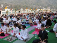 Yoga‐Aid Challenge des Int. Yogafestivals in Rishikesh, wo Sonnengrüsse für einen guten Zweck am Ufer des Ganges praktiziert werden | Foto© internationalyogafestival.com 