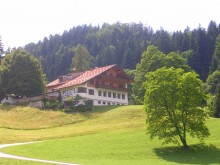 Neues Mountain Retreat Center Seminarhaus in den Alpen | yogaguide