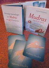 Handliche Karten fürs Fingeryoga | Mudras – Yoga für die Hände | Yoga Guide