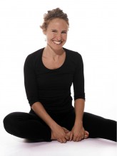Barbara Rappauer ist Poweryogalehrerin in Wien | Poweryoga ist ein eigener Yogastil den der Amerikaner Bryan Kest vor Jahrzehnten begründet hat |Yogaguide Yogaportrait