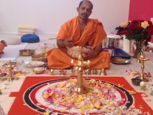 Puja & Chantings mit indischem Swami im Studio AyurYoga | Yoga Guide 