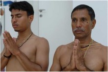 Sri V. Sheshadri (re) ist einer der bekanntesten Ashtanga Lehrer in Mysore. Sein Sohn Harish (li) wuchs mit Yoga auf und reist nun mit Sheshadri regelmäßig nach Europa um zu unterrichten | Yoga Guide