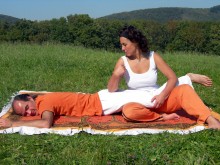 Nuad oder passives Yoga. Mit sanften Bewegungen und Dehnübungen die Energie zum Fließen bringen.