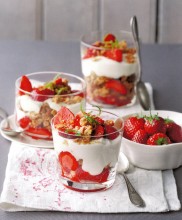 Vegan_v_Feinsten_Erdbeer_kokos_trifle_yogaguide | Yoga Guide