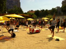 Yoga am Strand jeden Sonntag mitten in Wien | Strandbar Herrmann