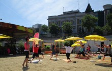 Yoga im Sand bei Strandbar Herrmann Wien | yogaguide