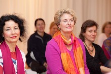 Die beiden Yogalehrerinnen Urvasi Leone und Anna Trökes bei der Eröffnung des ersten Grazer Yoga-Congresses 7.-9.10.2010  | yogaguide