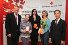 Yoga für Japan bei Rot-Kreuz-Veranstaltung | Foto (vlnr): Gen.Sekr. des Roten Kreuzes Wolfgang Kopetzky, YogalehrerInnen Veni Labi, Franziska Berndorfer, Elfi Mayr (Yoga Guide),  Seine Exzellenz der japanische Botschafter in Österreich Shigeo Iwatani 