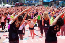 Welt-Yoga-Tag Yoga Sommeropening NY-Times Square | yogaguide