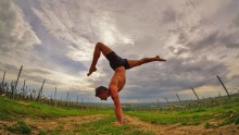 Endlich Handstand und Faszien-Yoga mit Christian Klix | yogaguide
