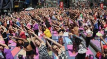 Yoga Sommeropening am New York Times Square | Yogaguide