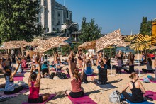 Yoga am Strand Wien | sonntags April bis Sept. 2024
