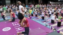 Massenyoga zum zehnten Mal mitten in New York | Yoga Guide 