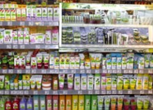 dm bietet mit der dm Qualitätsmarke alverde und neuen Markenartikeln insgesamt 283 Produkte aus dem Naturkosmetikbereich | Yoga Guide | Yoga & Körperpflege 