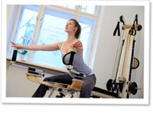 Entspannungs-, Therapie- und Fitnessmethode für Menschen verschiedener Altersklassen | Foto©: Heike Paul, sie unterrichtet in ihrem Studio in Wien nicht nur Gyrokinesis und Gyrotonic sondern auch Yoga und Pilates | Yoga Guide | yogaguide