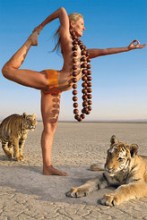 Yogatänzerin Shiva Rea fotografiert von Michael O'Neill in dem ausgetrockneten See El Mirage (Kalifornien). Sie gilt heute als Erfinderin des Yoga Trance Dance.