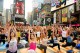 Tausende Yogafans am Times Square New York