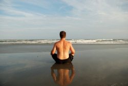 Männeryoga, Yoga für Männer, Yoga am Meer, Mann am Strand