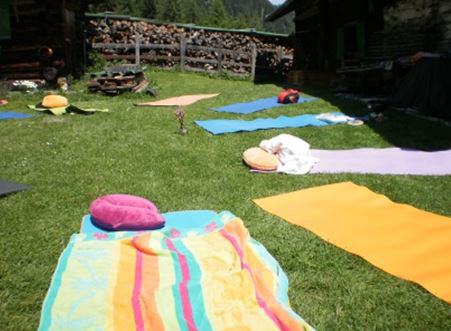 Yoga auf der Alm | Stoffalm | yogaguide Yoga auf der Alm | Stoffalm | yogaguide