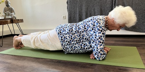 Ursula Lyon Plank Pose | yogaguide Tipp Ursula Lyon Plank Pose | yogaguide Tipp