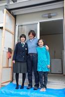 Kimie Yamada mit ihren Töchtern vor ihrem neuen Fertighaus. (c) IFRC Kathy Mueller | Yoga für Japan
