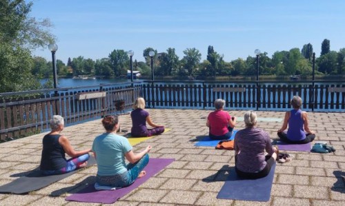 Yoga auf der Terrasse Ruderclub Pirat | SommerYogaGuide