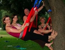 Das TreeYoga-Team Hal Pruessner und seine Frau, Freundinnen bzw. Freunde testen Tree Yoga
