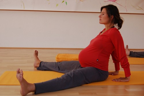 Yoga für Schwangere 2 - Praenatal Yoga im Shakti Spirits