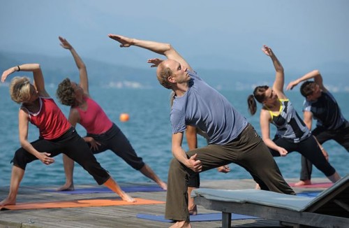 Yoga am See_Schloss_Leonstain_Neuscheller_yogaguide