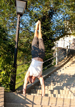 Yogalehrer Florian Palzinsky im Handstand Adha Mukha Vrikshasana | Yoga Guide | Yogaportrait