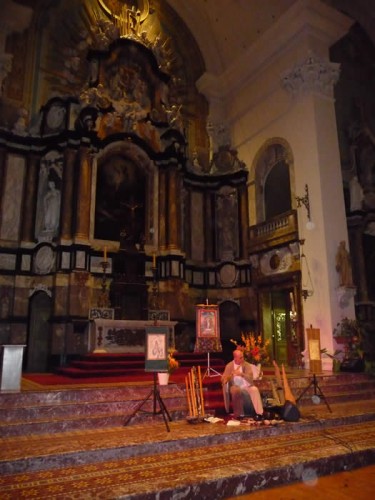 Devakant Konzert in einer Kirche | Yoga Guide | yogaguide.at Devakant Konzert in einer Kirche | Yoga Guide | yogaguide.at
