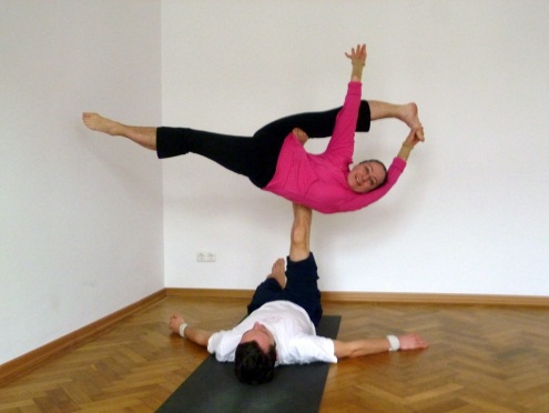 AcroYoga Workshop mit Veni Labi und Thobias Frank AcroYoga Workshop mit Veni Labi und Thobias Frank